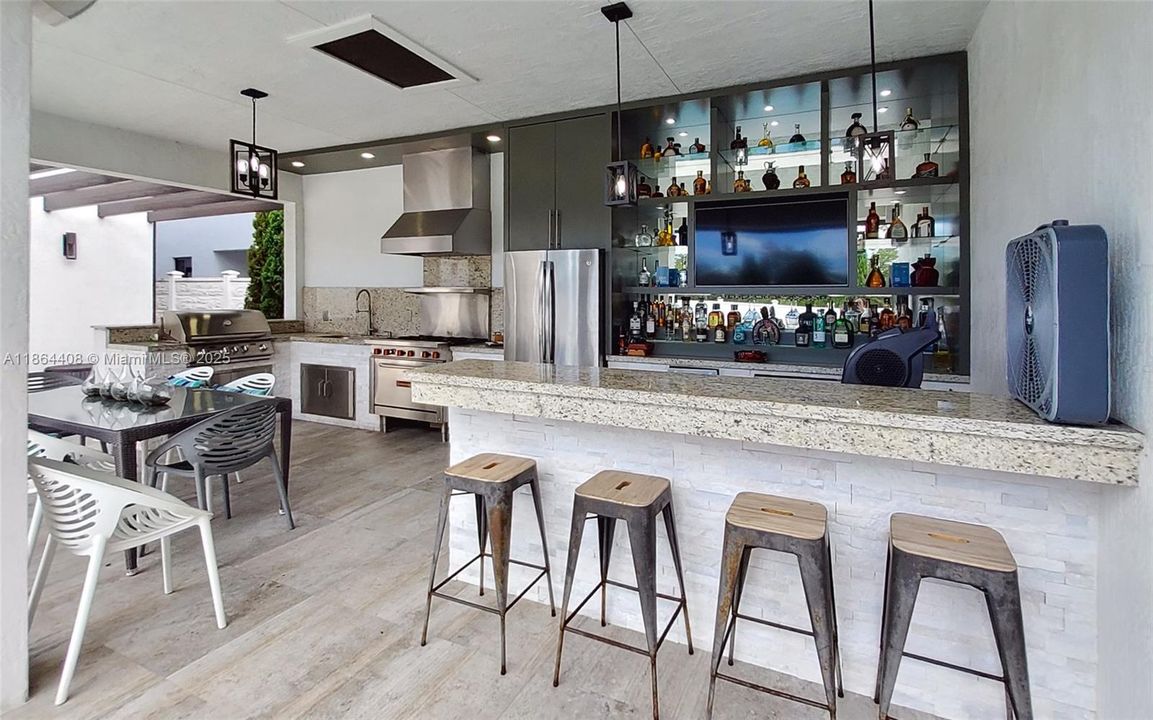 出租: $8,500 (5 贝兹, 5 浴室, 4205 平方英尺)