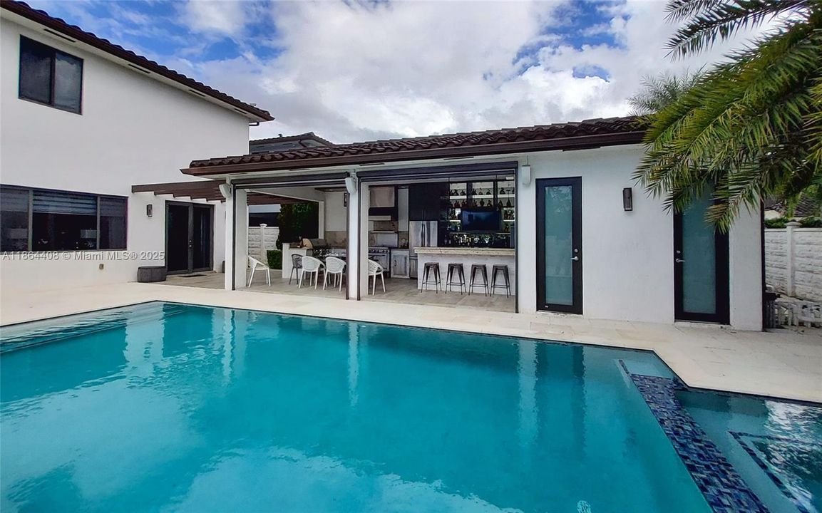 出租: $8,500 (5 贝兹, 5 浴室, 4205 平方英尺)