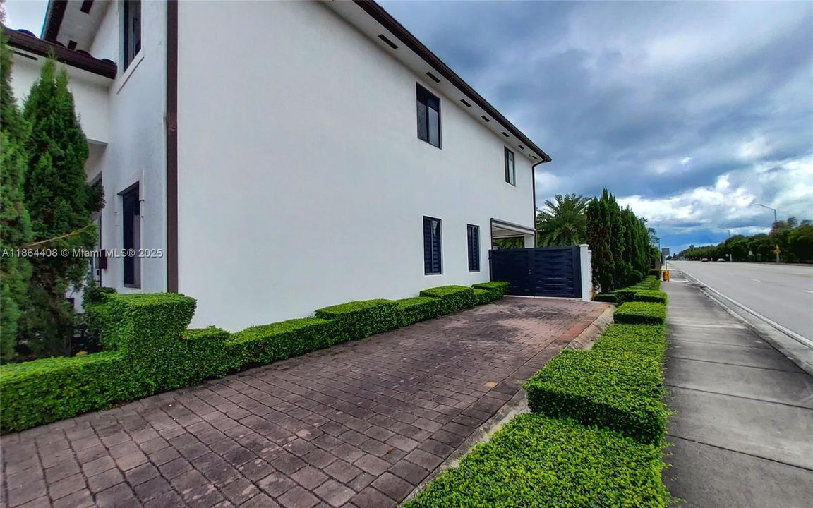 出租: $8,500 (5 贝兹, 5 浴室, 4205 平方英尺)