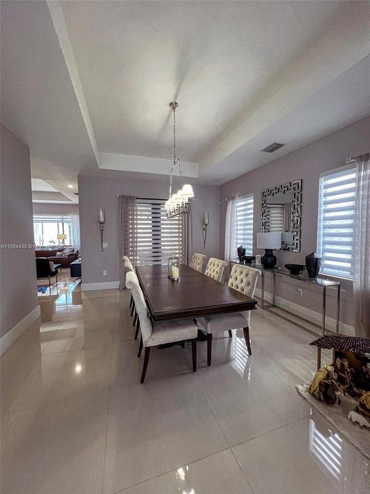 出租: $8,500 (5 贝兹, 5 浴室, 4205 平方英尺)