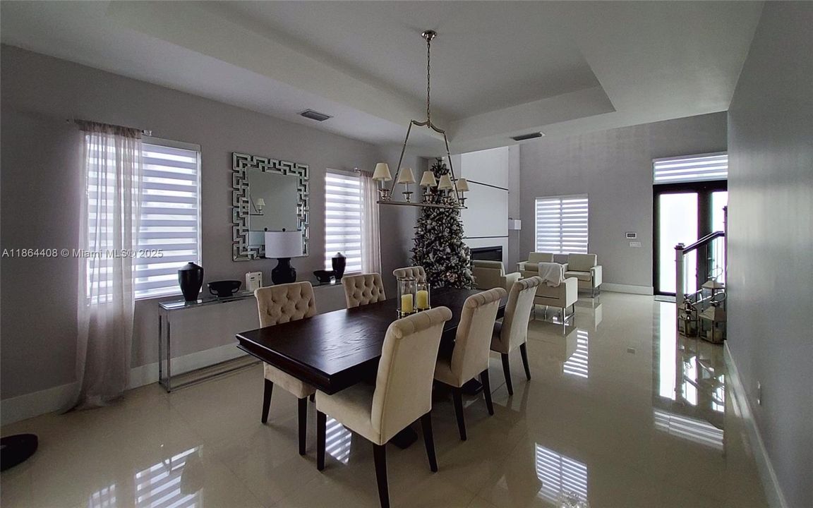 出租: $8,500 (5 贝兹, 5 浴室, 4205 平方英尺)