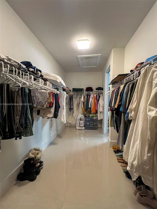 出租: $8,500 (5 贝兹, 5 浴室, 4205 平方英尺)