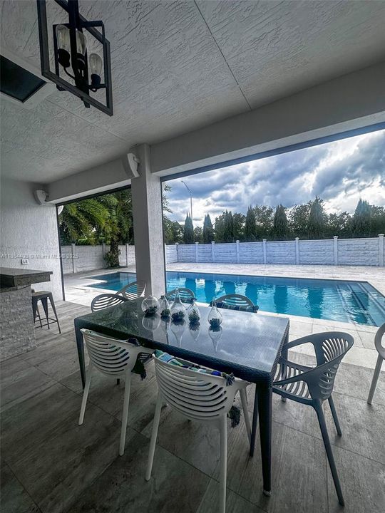 出租: $8,500 (5 贝兹, 5 浴室, 4205 平方英尺)