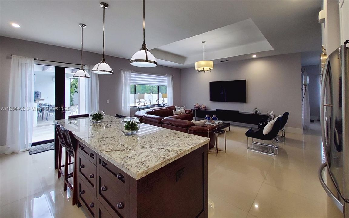 出租: $8,500 (5 贝兹, 5 浴室, 4205 平方英尺)