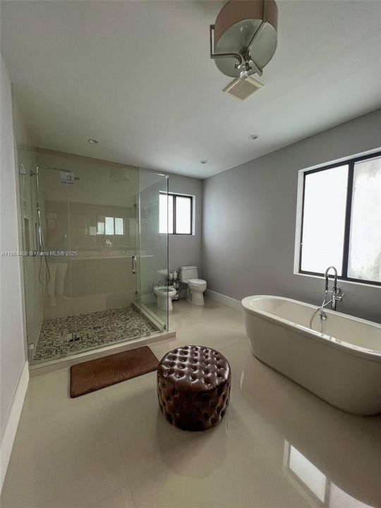 出租: $8,500 (5 贝兹, 5 浴室, 4205 平方英尺)