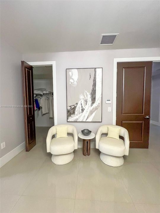 出租: $8,500 (5 贝兹, 5 浴室, 4205 平方英尺)