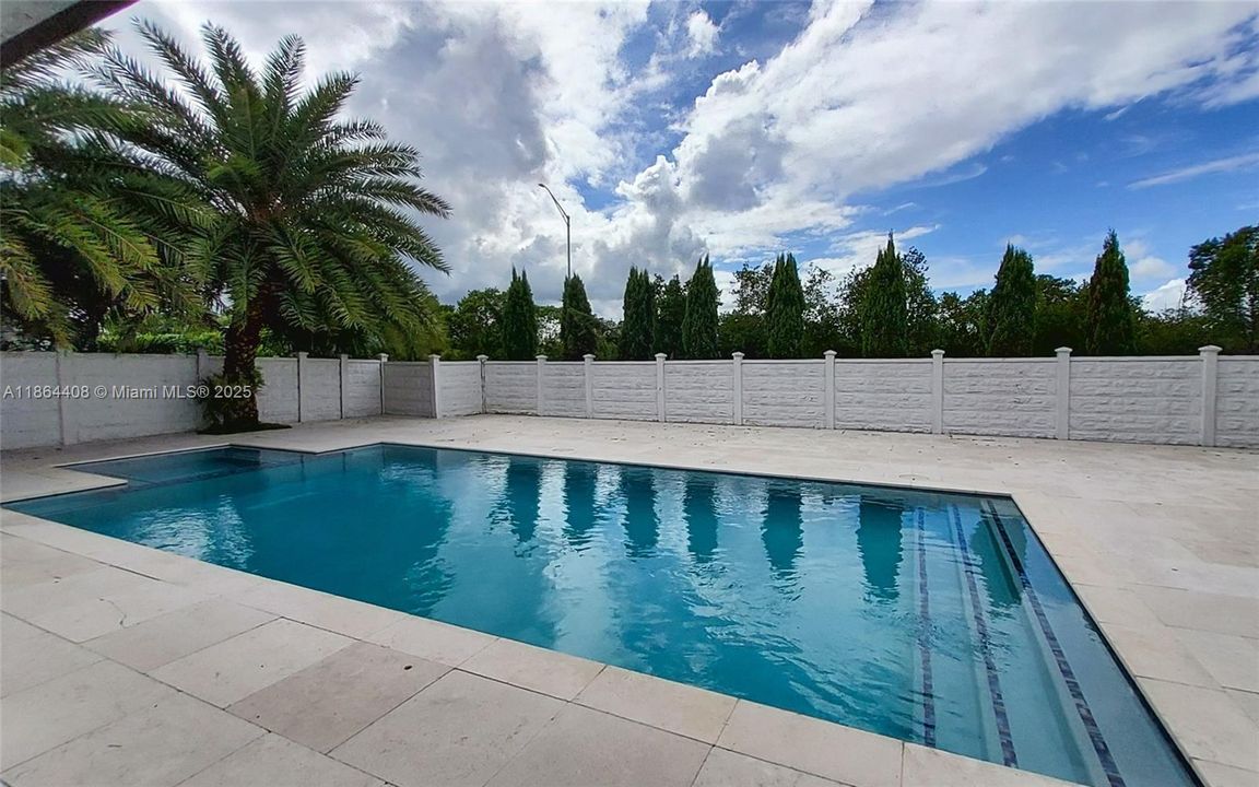 出租: $8,500 (5 贝兹, 5 浴室, 4205 平方英尺)