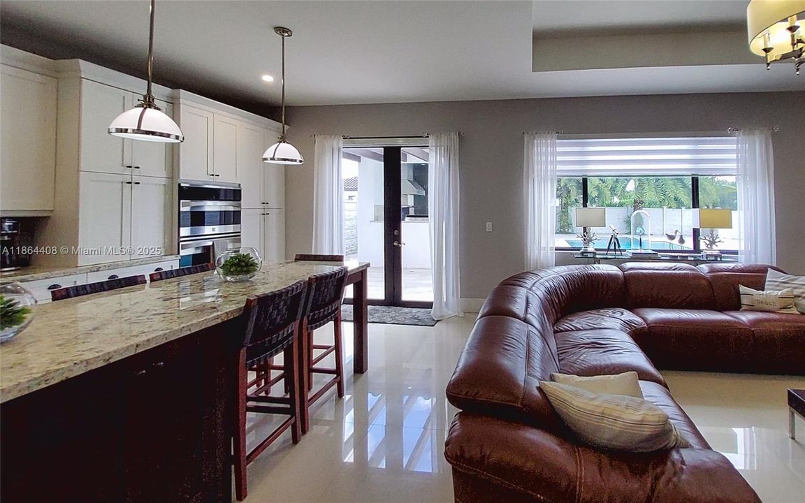 出租: $8,500 (5 贝兹, 5 浴室, 4205 平方英尺)