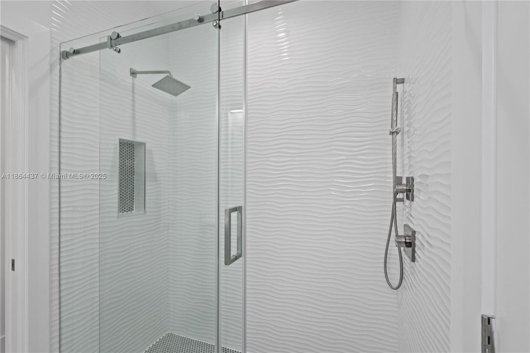 En Venta: $1,375,000 (3 camas, 3 baños, 1680 Pies cuadrados)