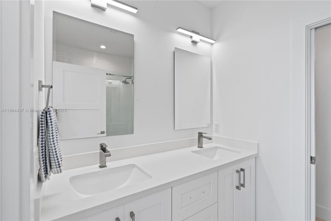 En Venta: $1,375,000 (3 camas, 3 baños, 1680 Pies cuadrados)