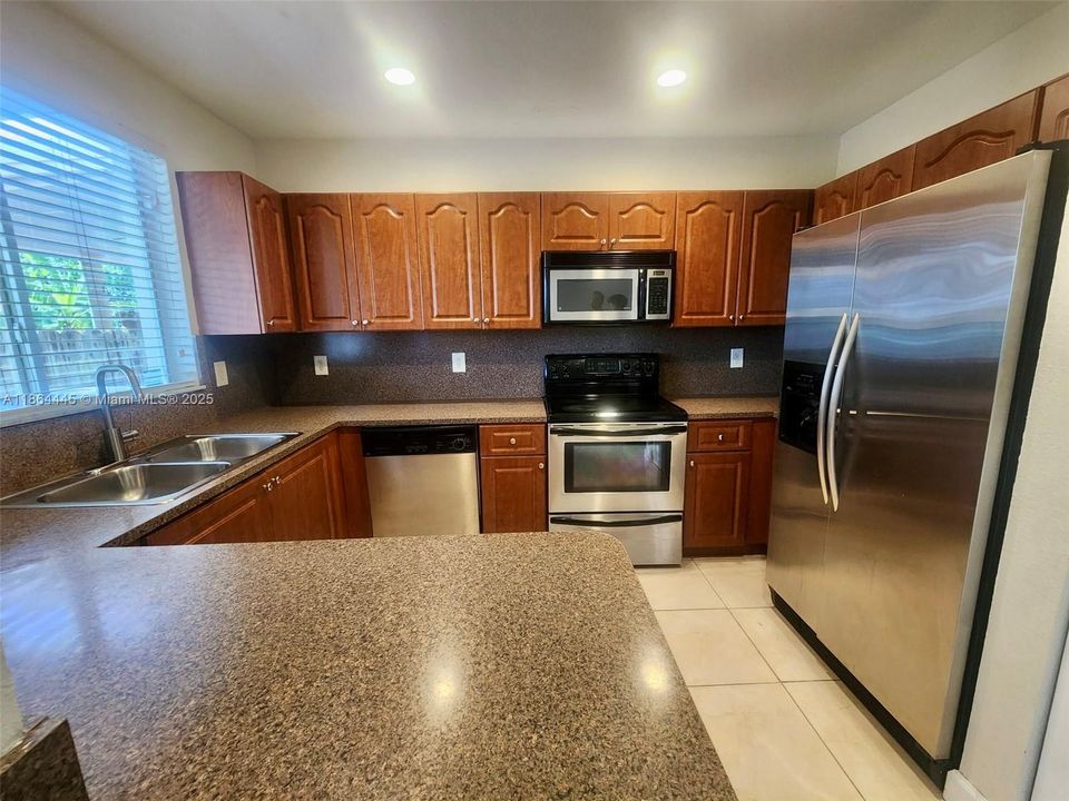 Под контрактом: $2,900 (3 спален, 2 ванн, 1580 Квадратных фут)