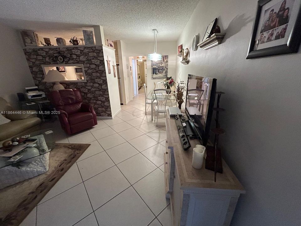 待售: $122,000 (1 贝兹, 1 浴室, 625 平方英尺)