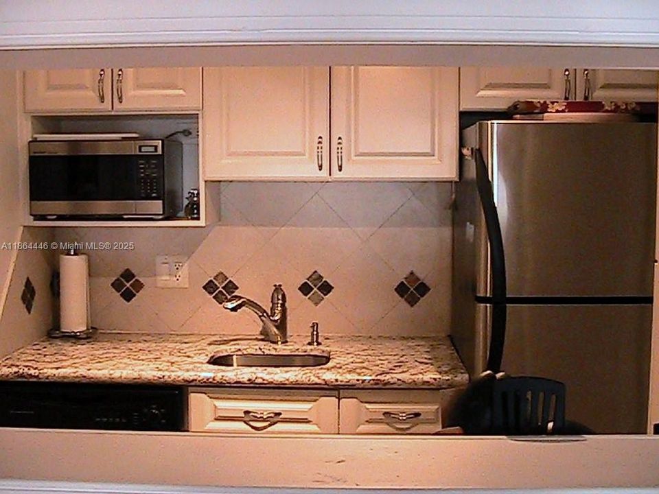 待售: $122,000 (1 贝兹, 1 浴室, 625 平方英尺)