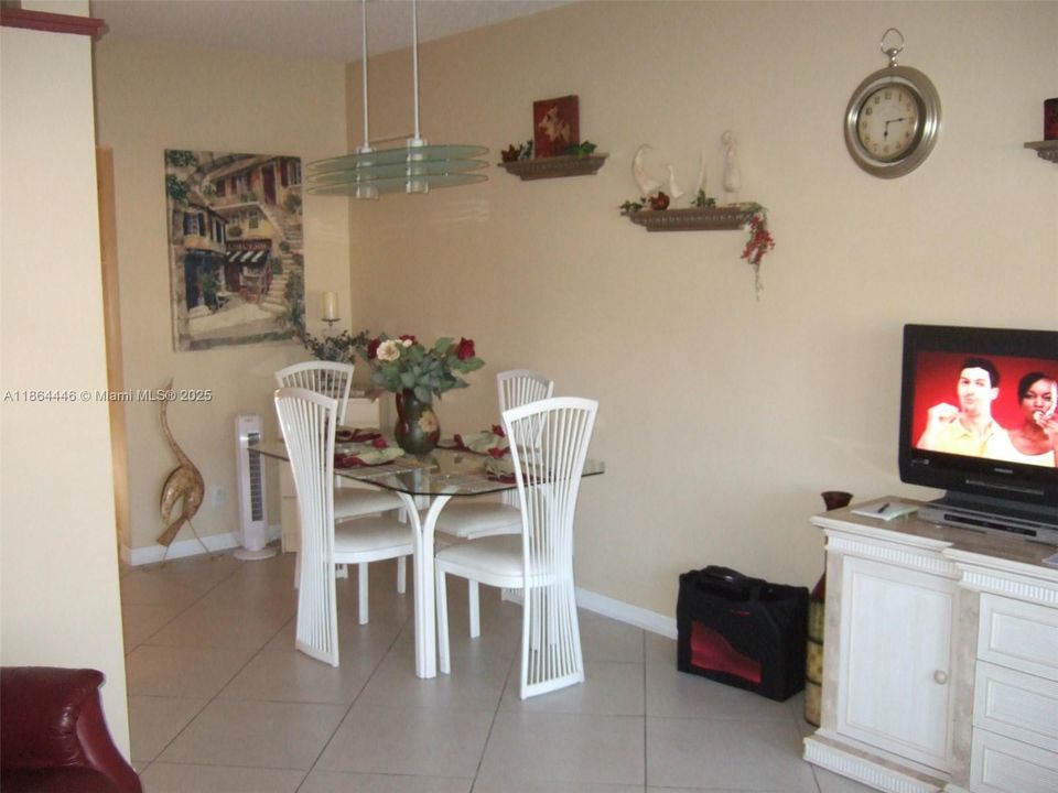 待售: $122,000 (1 贝兹, 1 浴室, 625 平方英尺)