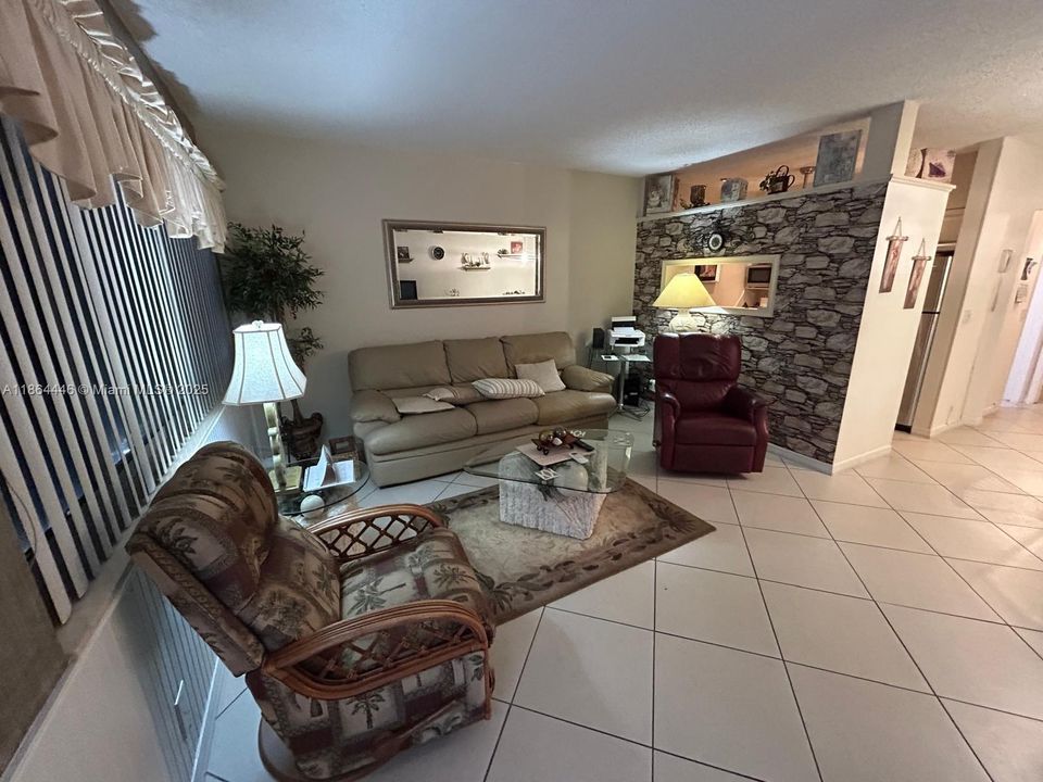 待售: $122,000 (1 贝兹, 1 浴室, 625 平方英尺)