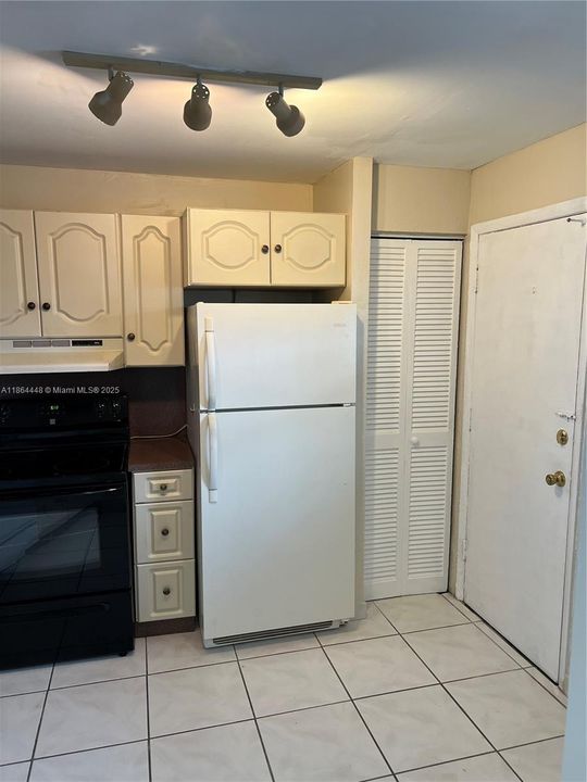 Active With Contract: $119,900 (1 beds, 1 baths, 909 Square Feet)