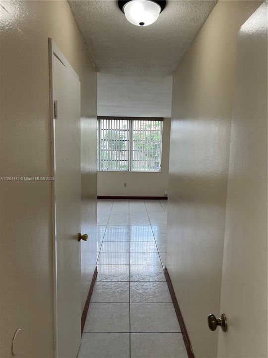 Active With Contract: $119,900 (1 beds, 1 baths, 909 Square Feet)