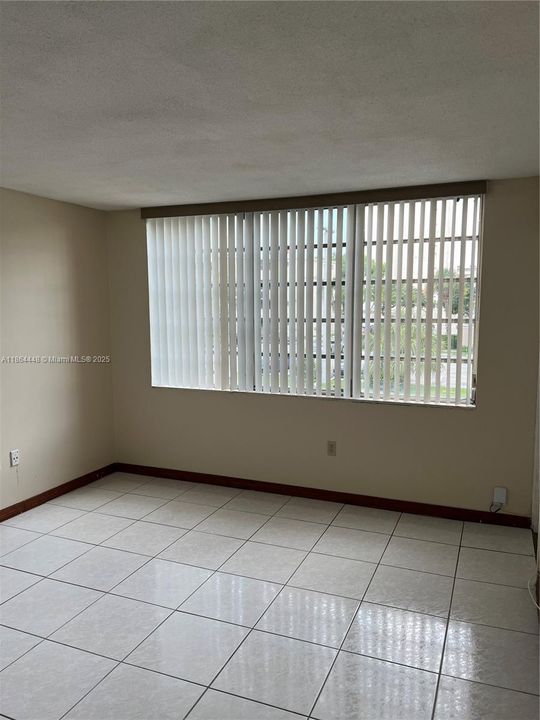 Active With Contract: $119,900 (1 beds, 1 baths, 909 Square Feet)