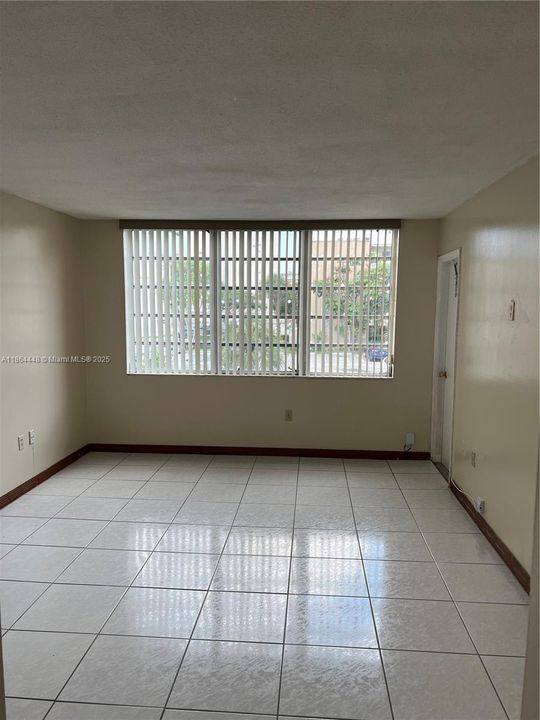 Active With Contract: $119,900 (1 beds, 1 baths, 909 Square Feet)