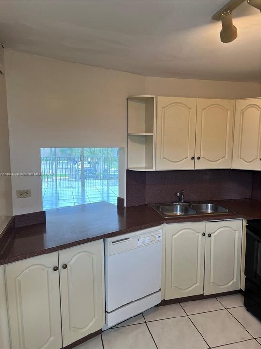 Active With Contract: $119,900 (1 beds, 1 baths, 909 Square Feet)