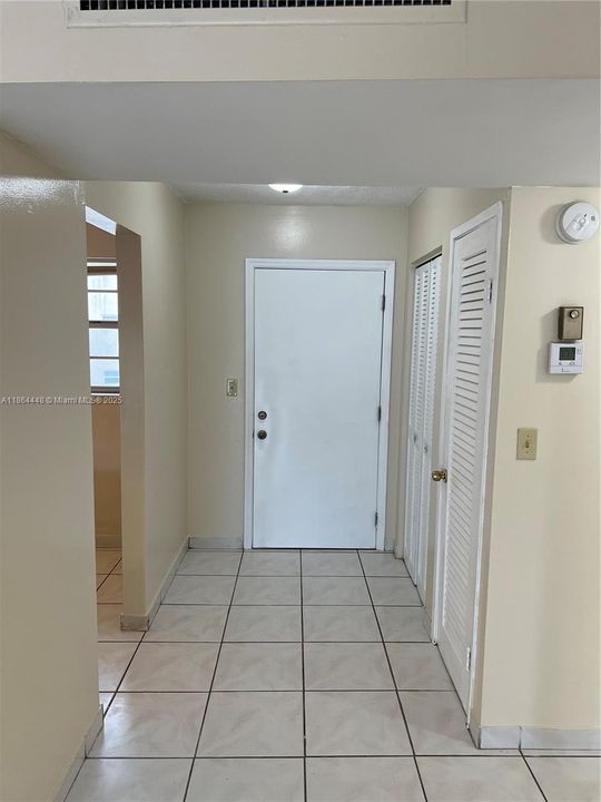 Active With Contract: $119,900 (1 beds, 1 baths, 909 Square Feet)