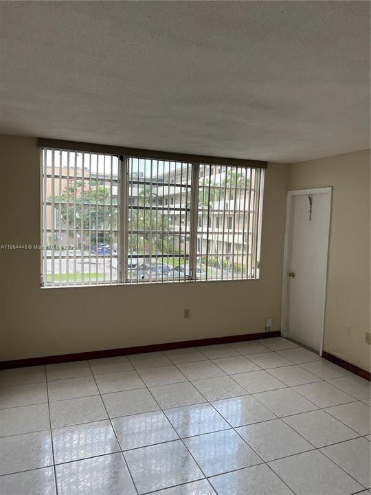 Active With Contract: $119,900 (1 beds, 1 baths, 909 Square Feet)