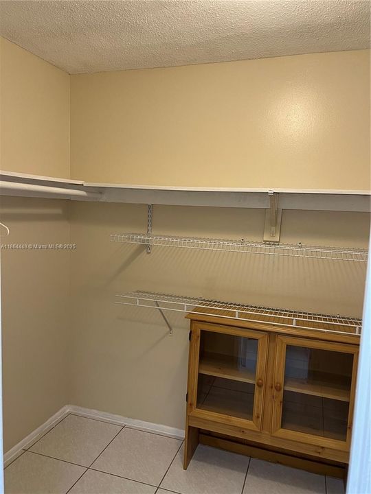 Active With Contract: $119,900 (1 beds, 1 baths, 909 Square Feet)