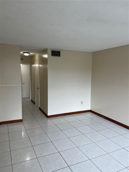 Active With Contract: $119,900 (1 beds, 1 baths, 909 Square Feet)