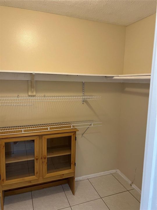 Active With Contract: $119,900 (1 beds, 1 baths, 909 Square Feet)