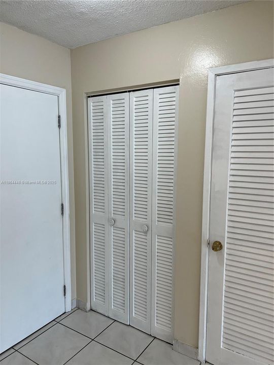 Active With Contract: $119,900 (1 beds, 1 baths, 909 Square Feet)