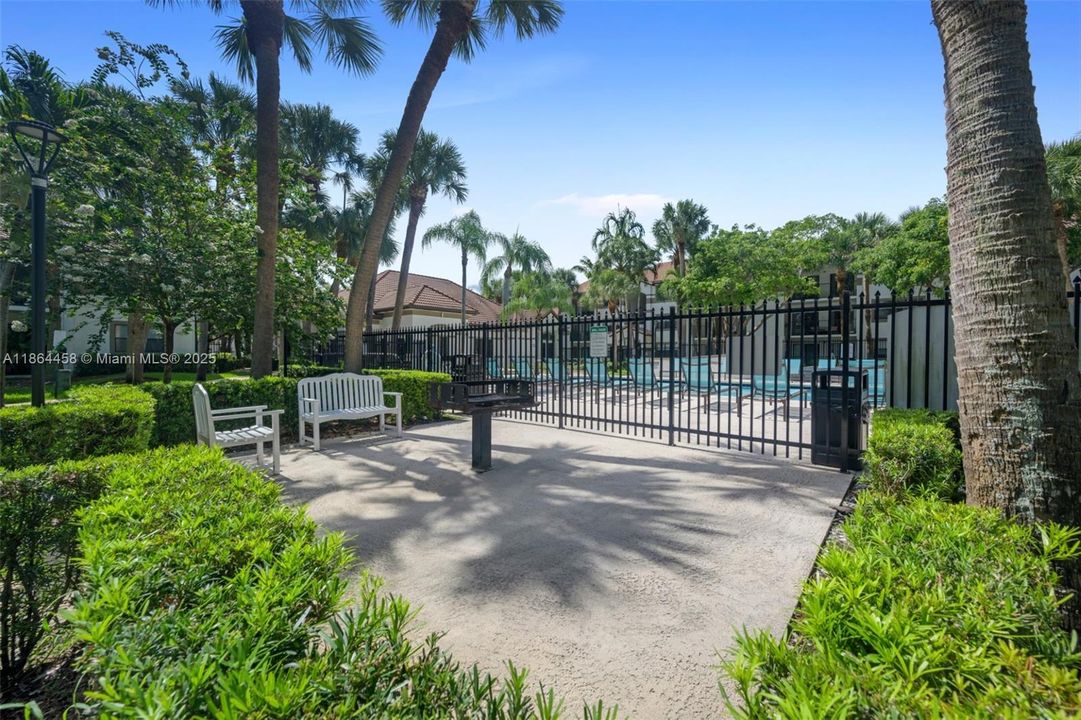 合同活跃: $250,000 (2 贝兹, 2 浴室, 1060 平方英尺)