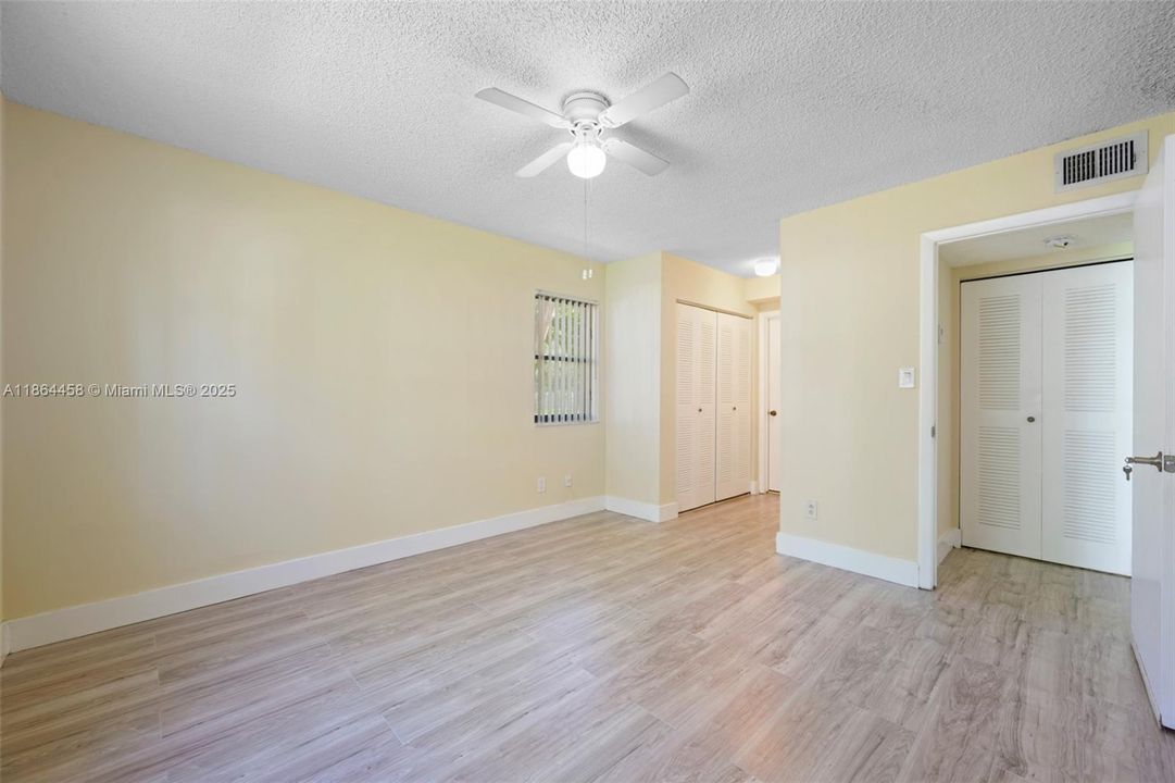 合同活跃: $250,000 (2 贝兹, 2 浴室, 1060 平方英尺)