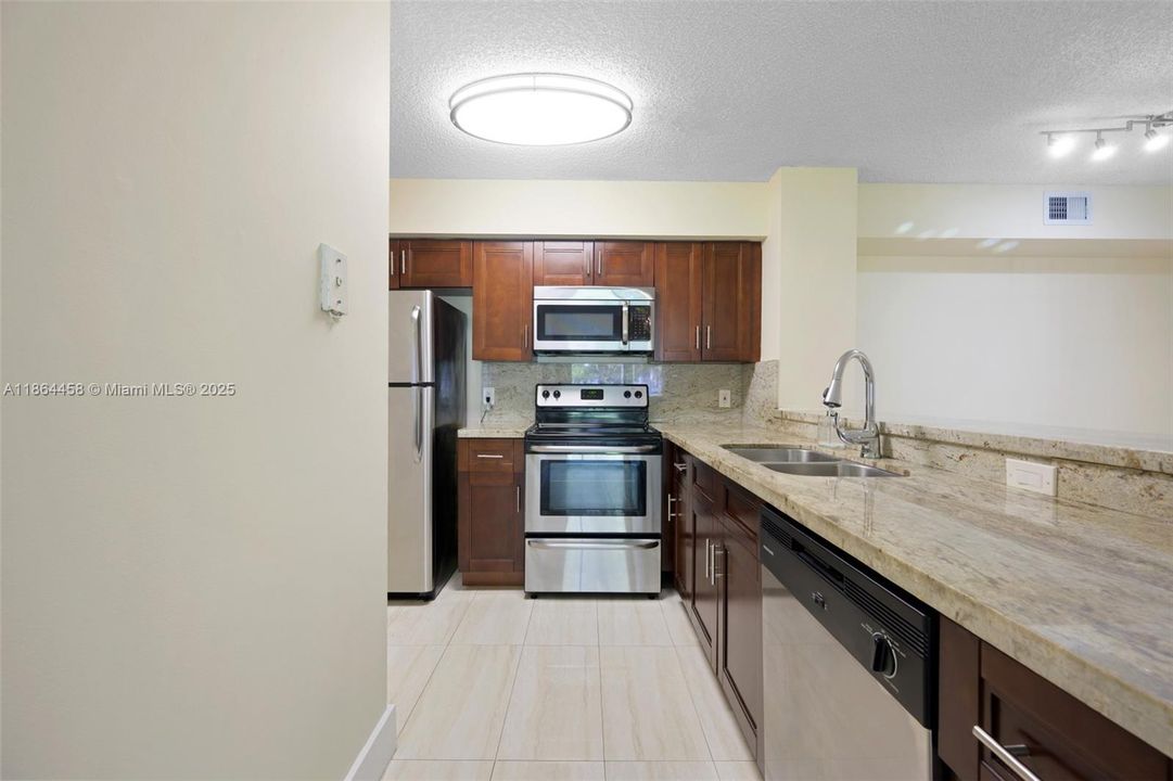 合同活跃: $250,000 (2 贝兹, 2 浴室, 1060 平方英尺)