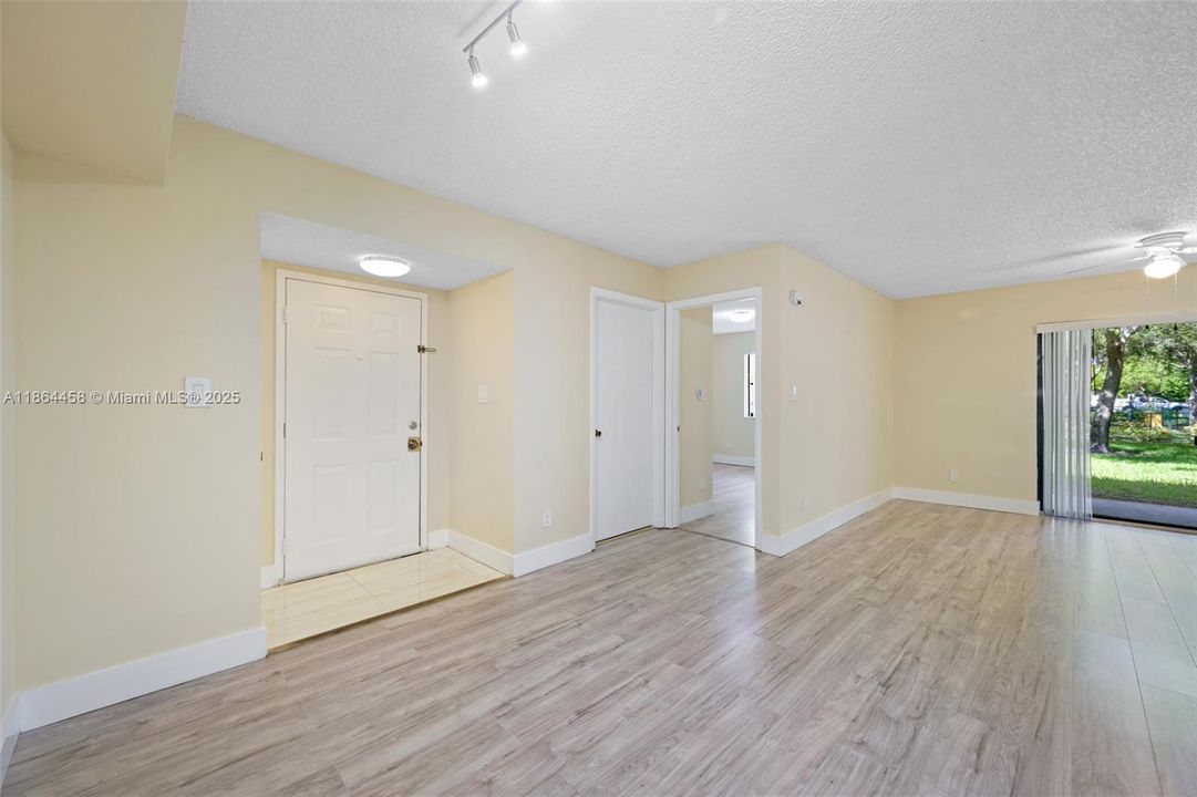 合同活跃: $250,000 (2 贝兹, 2 浴室, 1060 平方英尺)