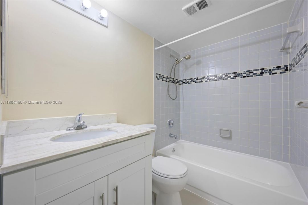 合同活跃: $250,000 (2 贝兹, 2 浴室, 1060 平方英尺)