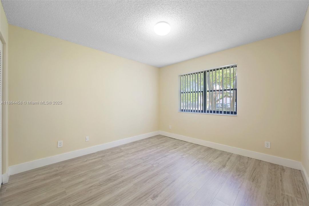 合同活跃: $250,000 (2 贝兹, 2 浴室, 1060 平方英尺)