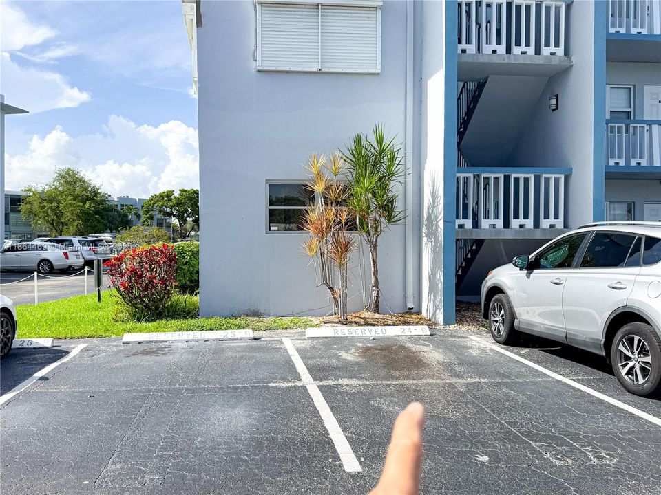 待售: $124,900 (1 贝兹, 1 浴室, 703 平方英尺)