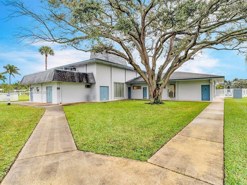 待售: $124,900 (1 贝兹, 1 浴室, 703 平方英尺)