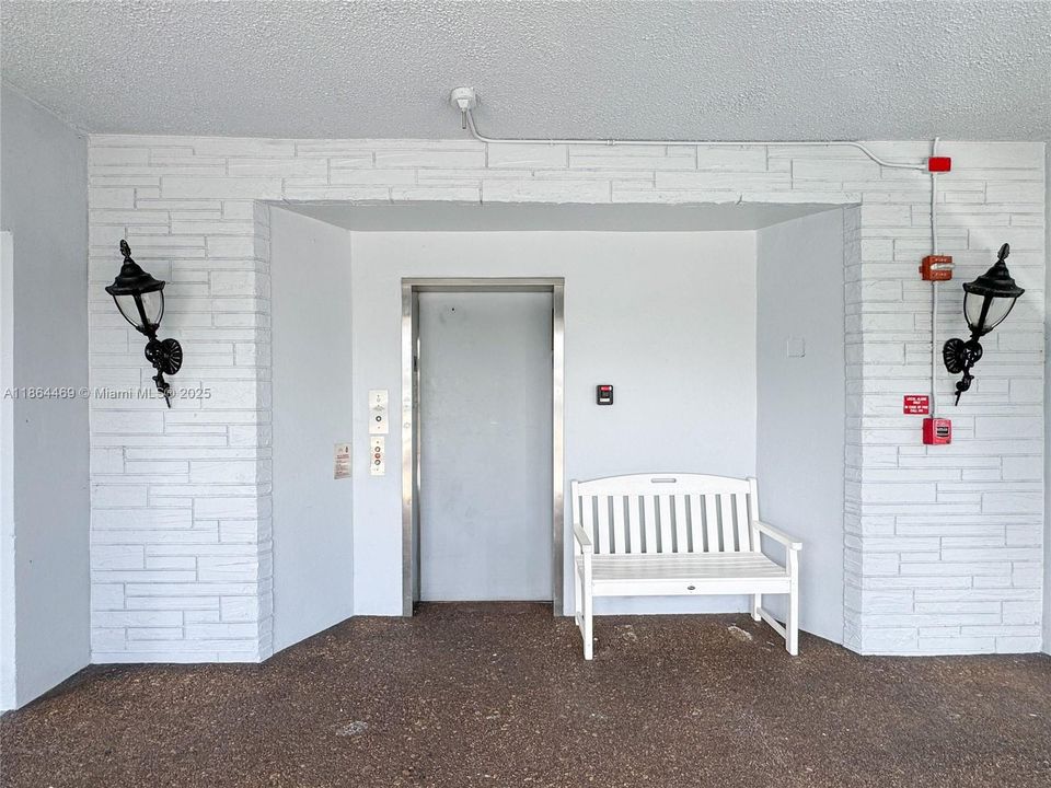 待售: $124,900 (1 贝兹, 1 浴室, 703 平方英尺)