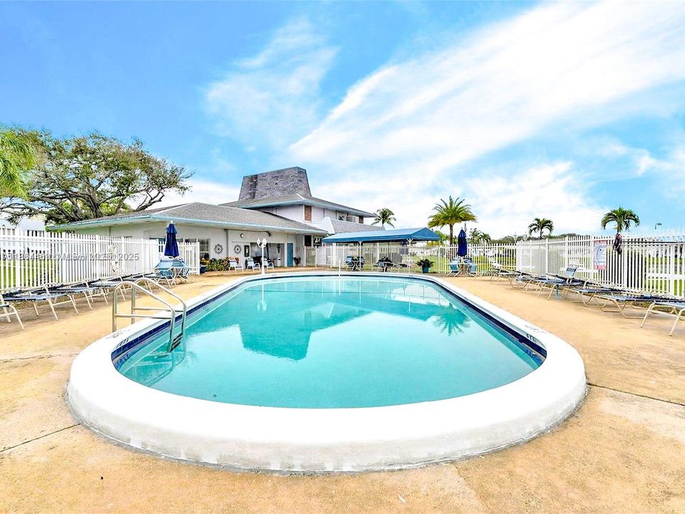 待售: $124,900 (1 贝兹, 1 浴室, 703 平方英尺)