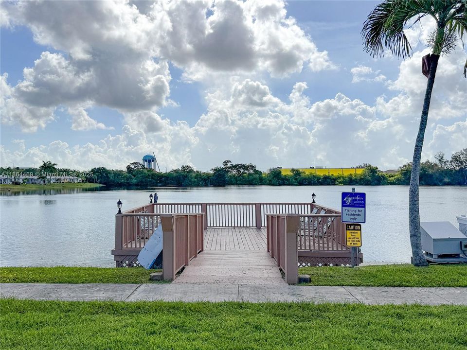 待售: $124,900 (1 贝兹, 1 浴室, 703 平方英尺)