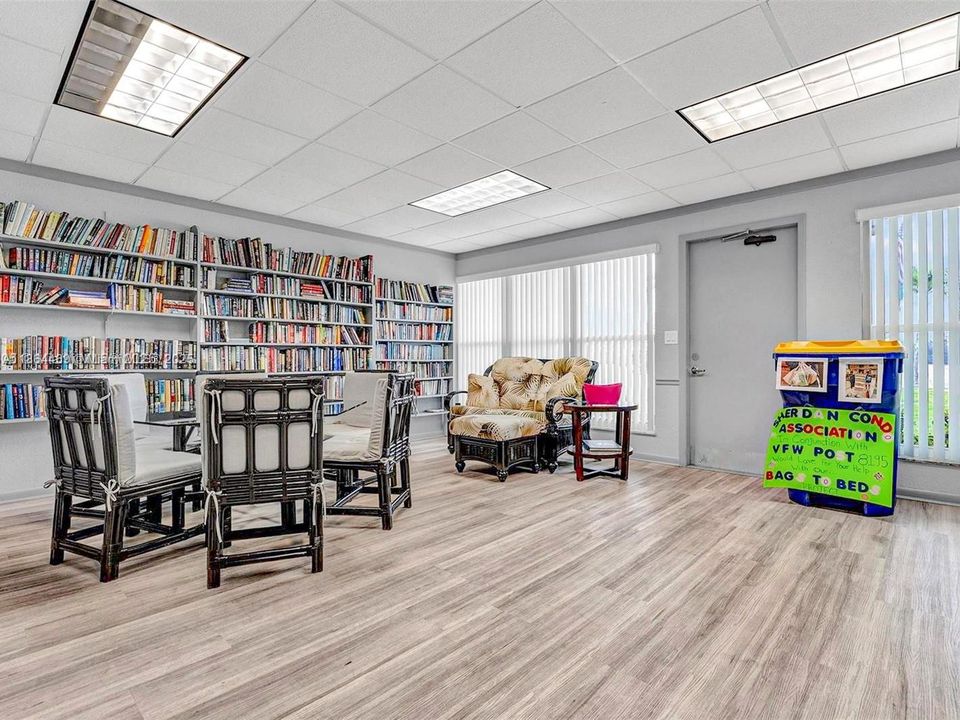 待售: $124,900 (1 贝兹, 1 浴室, 703 平方英尺)