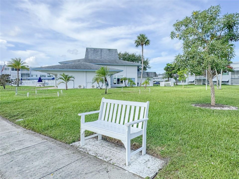 待售: $124,900 (1 贝兹, 1 浴室, 703 平方英尺)