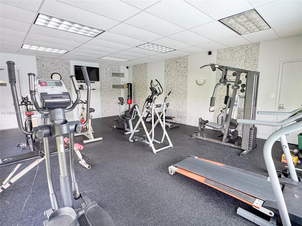 待售: $124,900 (1 贝兹, 1 浴室, 703 平方英尺)