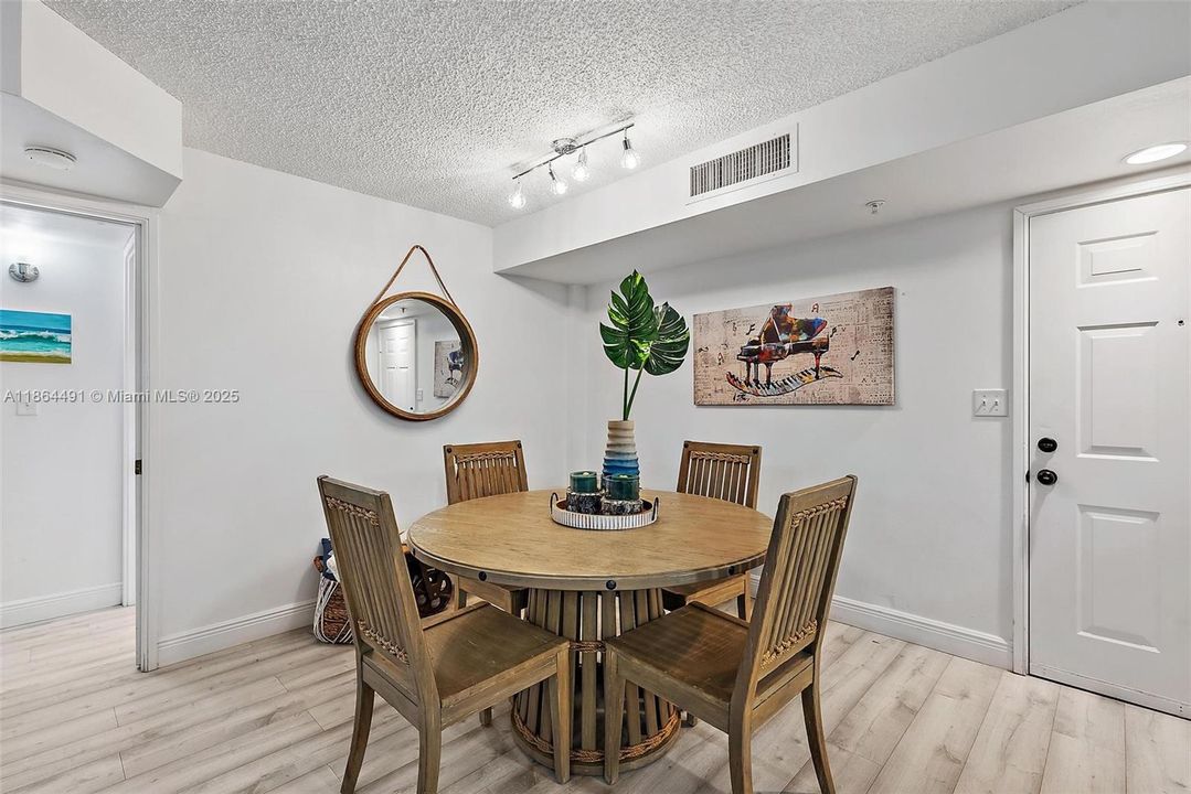 На продажу: $300,000 (2 спален, 2 ванн, 872 Квадратных фут)