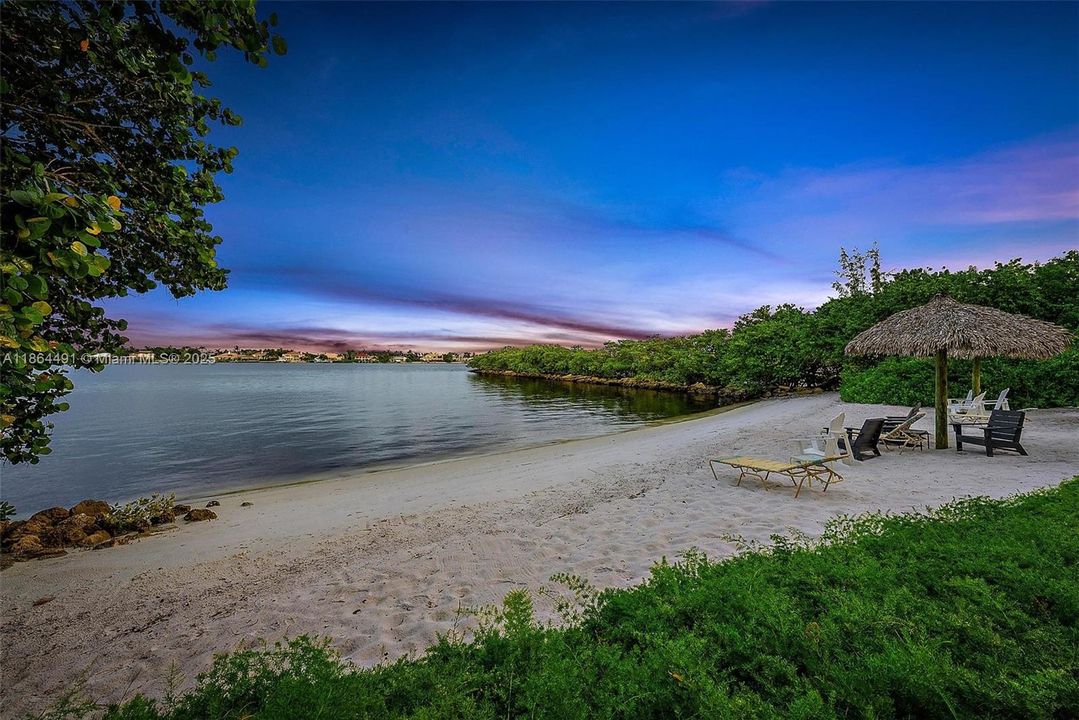 На продажу: $300,000 (2 спален, 2 ванн, 872 Квадратных фут)