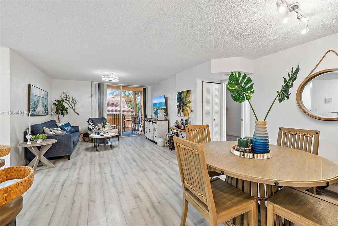 На продажу: $300,000 (2 спален, 2 ванн, 872 Квадратных фут)