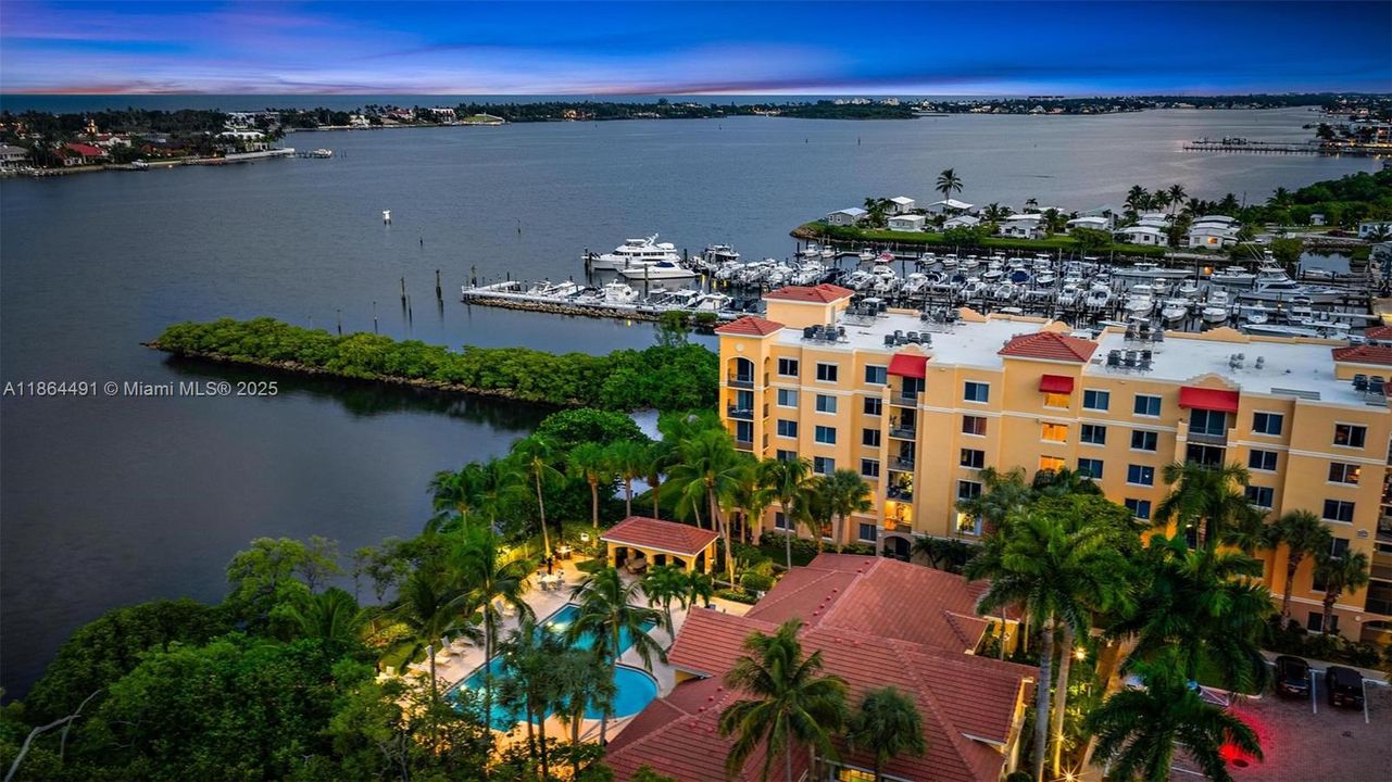 На продажу: $300,000 (2 спален, 2 ванн, 872 Квадратных фут)