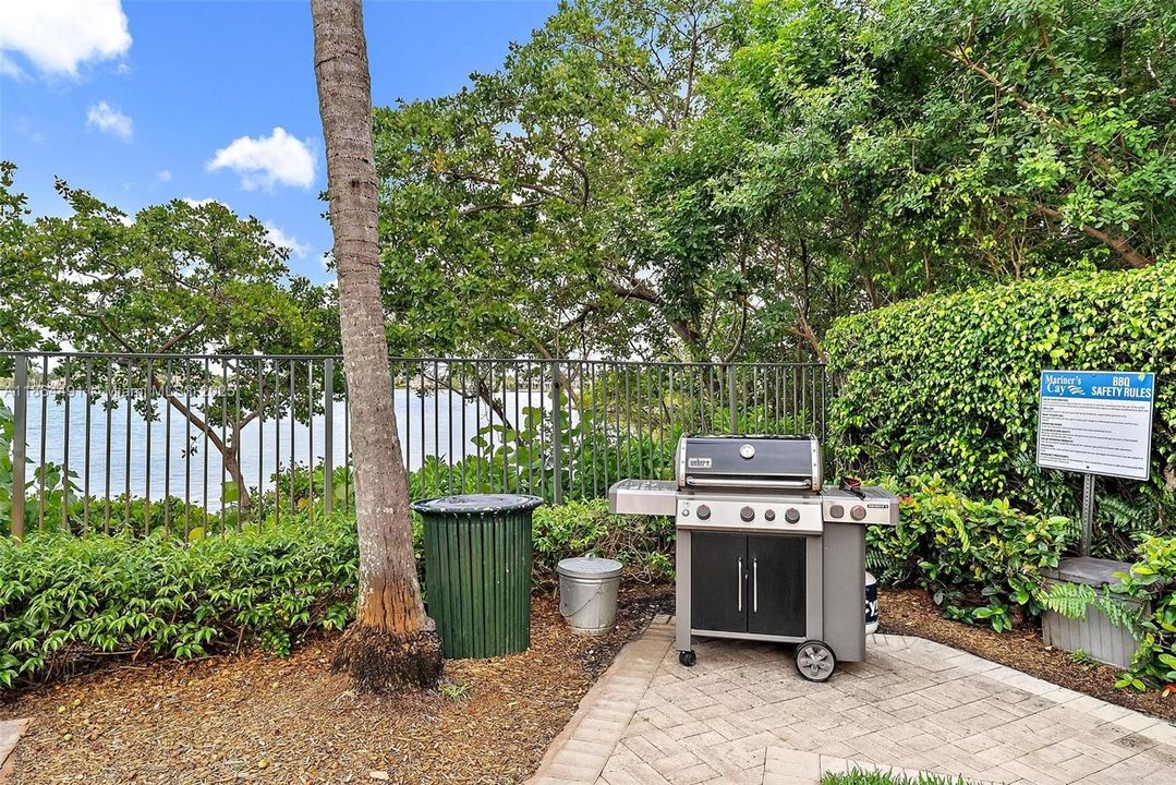 На продажу: $300,000 (2 спален, 2 ванн, 872 Квадратных фут)