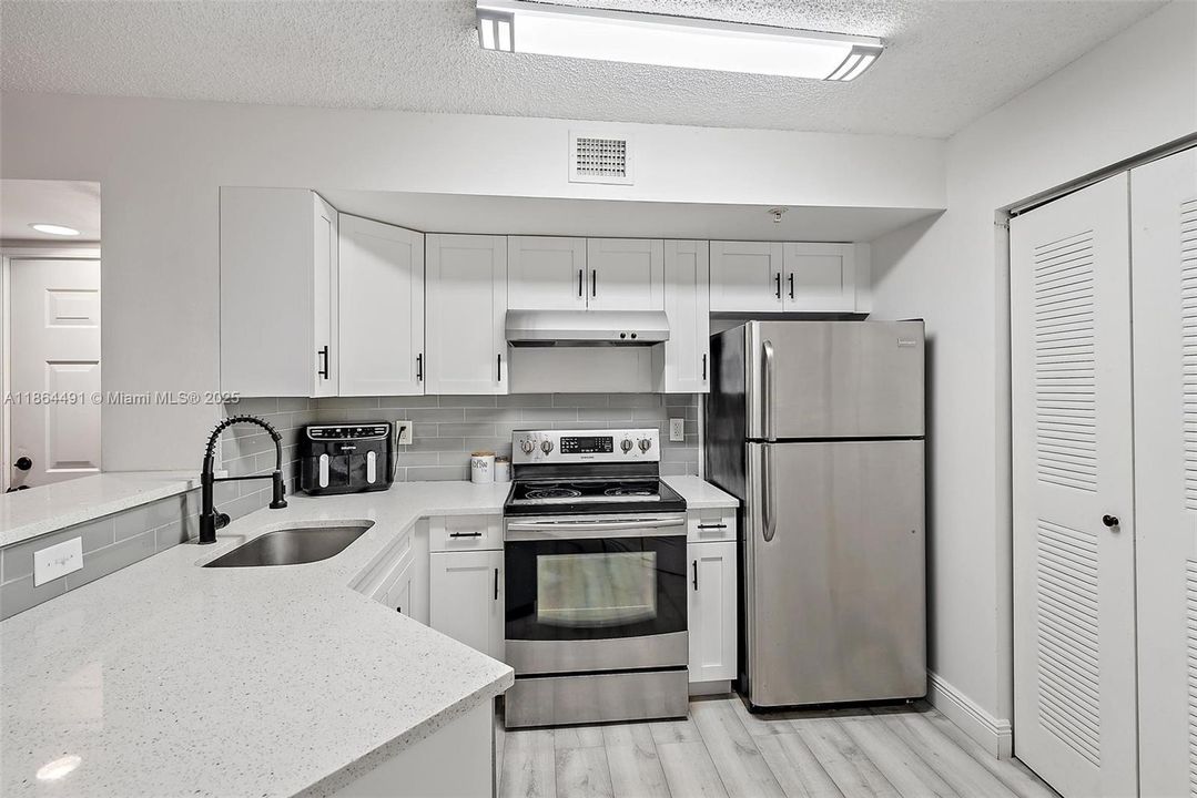 На продажу: $300,000 (2 спален, 2 ванн, 872 Квадратных фут)